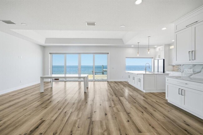 Building Photo - 1909 Gulfview Dr