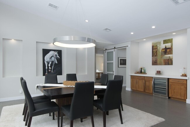 Building Photo - 2423 E Lincoln Cir