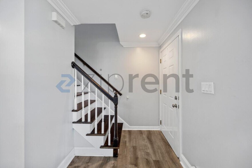 Building Photo - Unit A