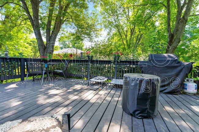 Building Photo - 12100 Maplewood Rd