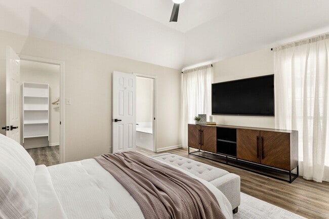 Building Photo - Stylishly Updated Living in the Heart of N...