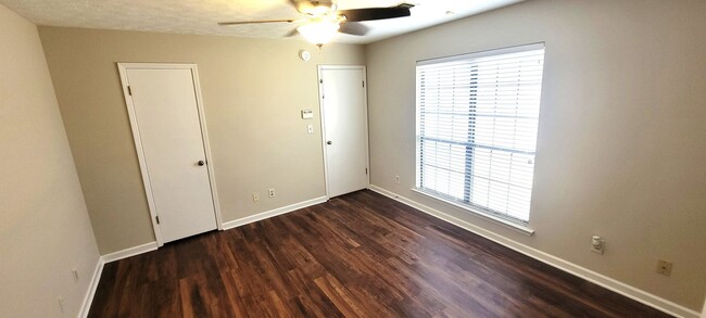 Building Photo - Adorable 2-bedroom, 2-bathroom Townhome wi...