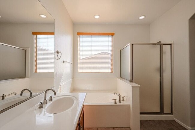 Building Photo - MOVE IN SPECIALS!! Charming 4 Bed 2 bath 2 Car Garage Home in the heart of Peoria