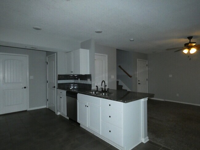 Building Photo - Beautiful Town Home!