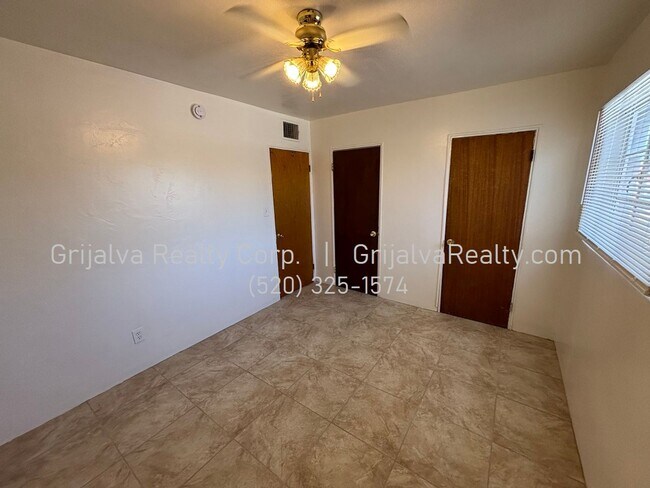 Building Photo - 4542 E 20th St