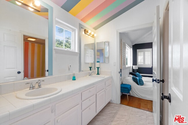 Building Photo - 736 Oxford Ave