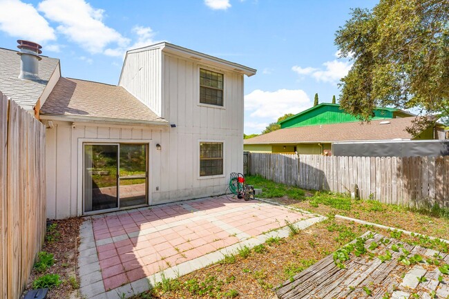 Building Photo - 629 Sandalwood Dr