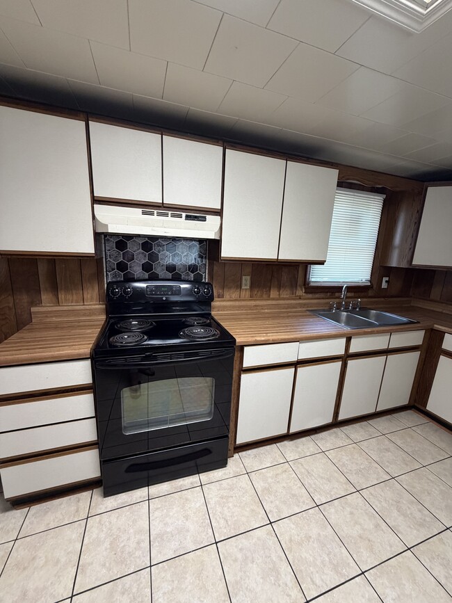 Building Photo - 6793 Edwards Ave