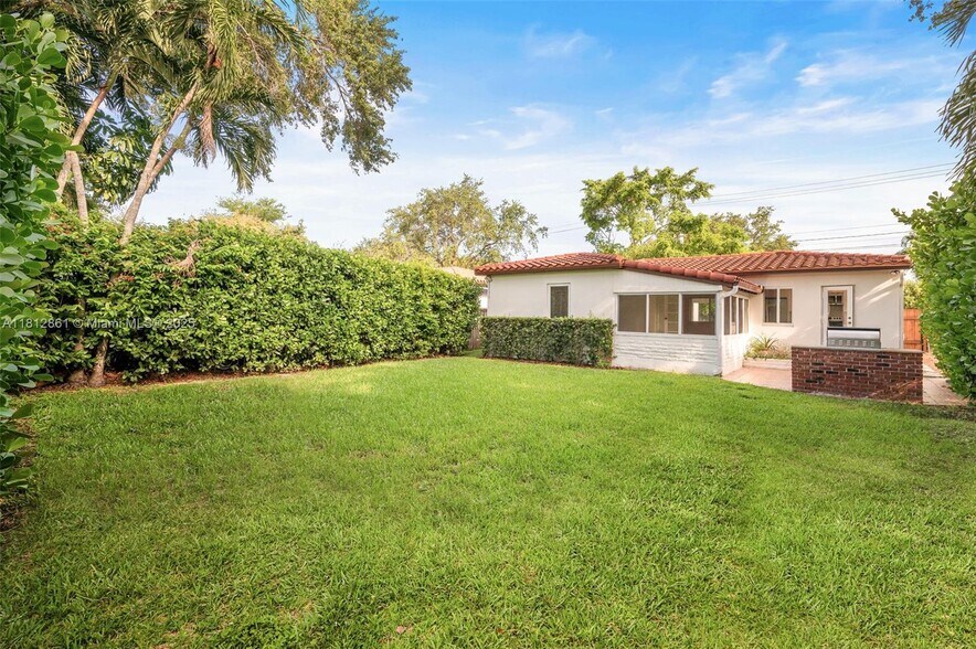 Building Photo - 5775 SW 28th St