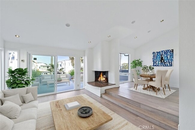 Building Photo - 411 Goldenrod Ave
