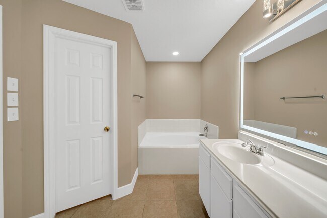 Building Photo - 15938 Wisteria Hill St