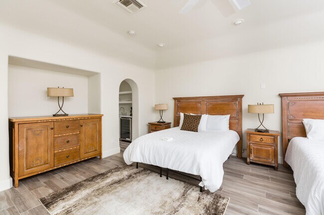 Building Photo - 7421 N Las Brisas Ln