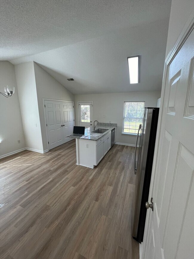 Building Photo - Move-in Ready! Charming 3 Bedroom 2 Bathro...