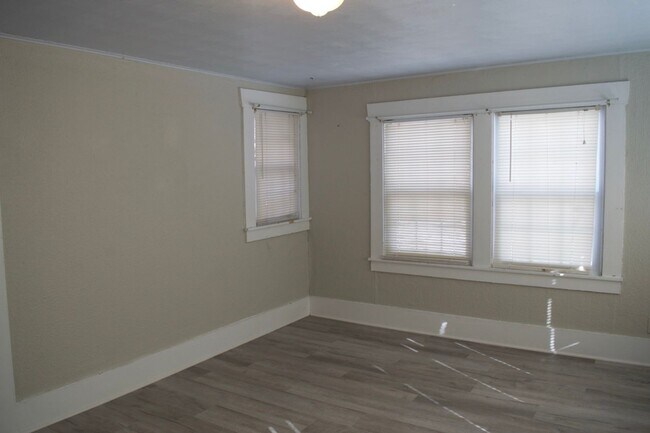 Building Photo - Conveniently Located 3 Bed 2 Bath House