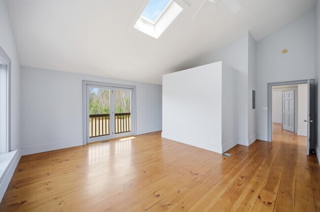 Building Photo - 564 Main St