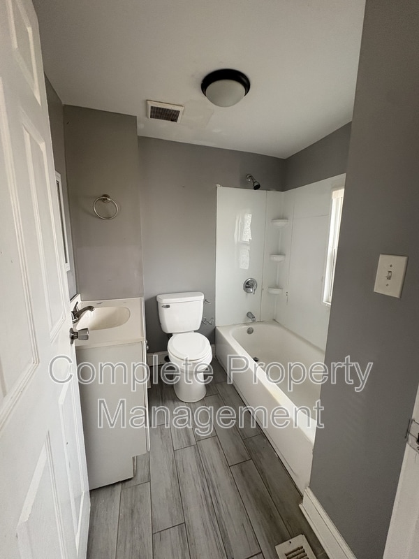 Building Photo - 1402 Avenue E