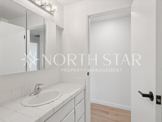 Building Photo - Charming Updated One-Level Home with Spacious Yard in Lake Oswego