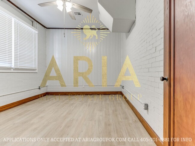 Building Photo - *COMING SOON!* UPDATED 3 BED/2 BATH DUPLEX...