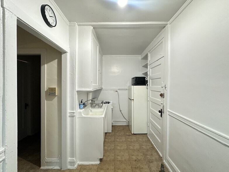 Building Photo - 3310 W Schubert Ave