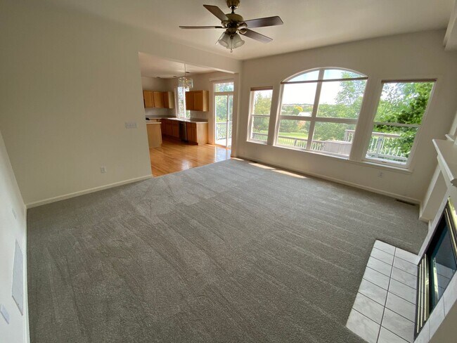 Building Photo - Great Highlands Ranch Home on the Golf Course!