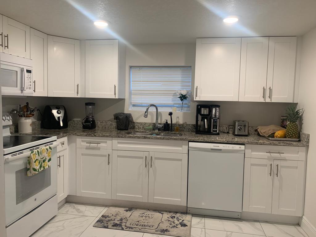 Kitchen - 1701 W Cluster Ave