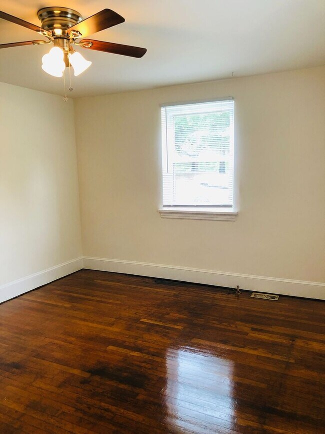 Building Photo - Adorable 3 bdrm/1.5 bath Home on a Corner Lot Across From Belmont Golf Course in Lakeside!