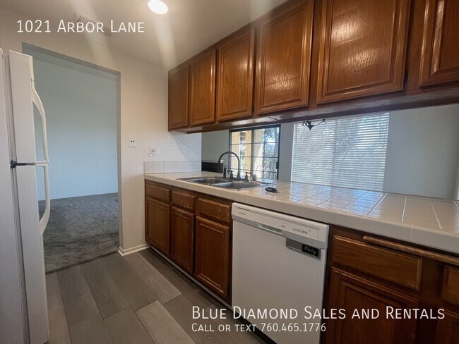 Building Photo - 1021 Arbor Ln