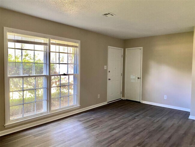 Building Photo - 306 Oakwild Dr