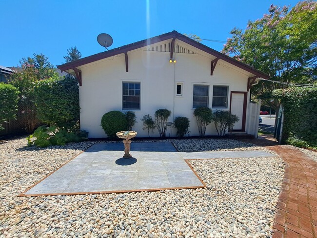 Building Photo - Stunning Home in Downtown Napa