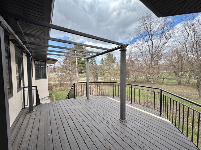 Building Photo - 1S701 Eisenhower Rd