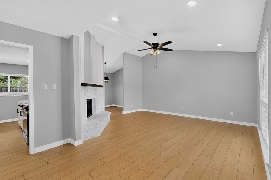 Building Photo - 900 Rocky Creek Ln