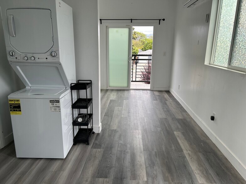 Building Photo - 5437 Clybourn Ave