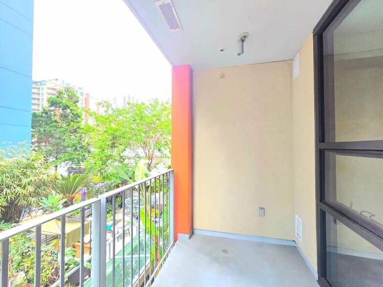 Private Balcony - 350 11th Ave