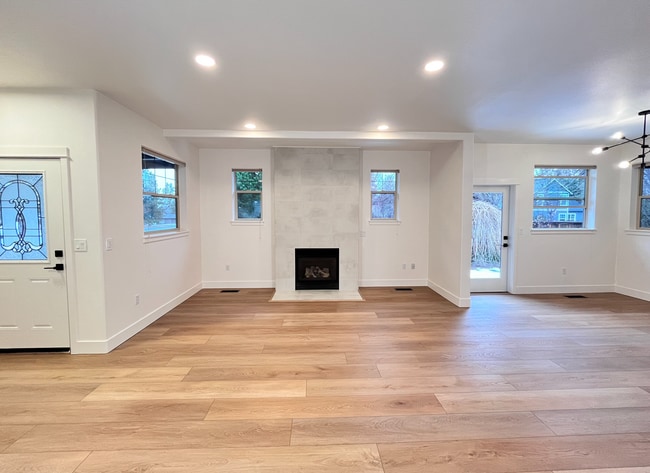 Building Photo - Modern Craftsman 4 Bedroom Home!