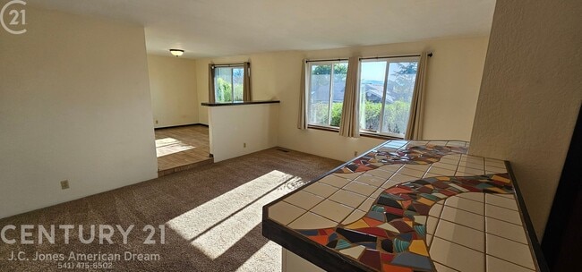 Building Photo - Single Family Home in NE Grants Pass with RV Parking