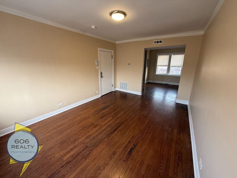 Building Photo - 2805 N Kilbourn Ave