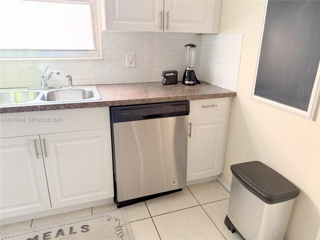 Building Photo - 1301 NE Miami Gardens Dr