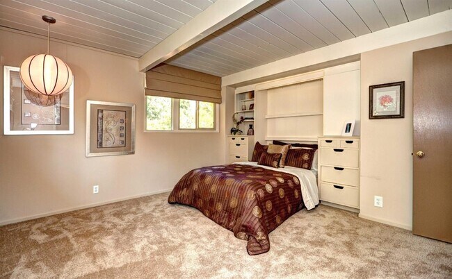 Building Photo - 727 De Soto Dr