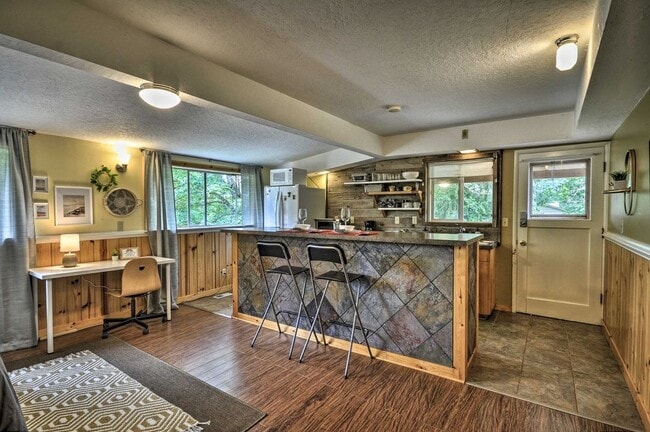 Building Photo - 11352 NE Fargo St