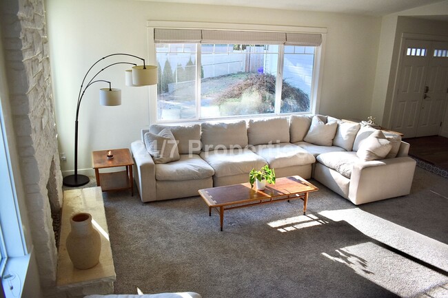Building Photo - Comfortable Living with a Generous Yard in Gladstone