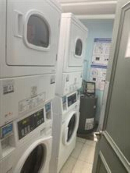 Building Photo - 2900 NE 30th St