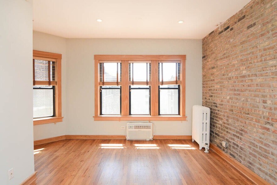 Building Photo - 726 W Addison St