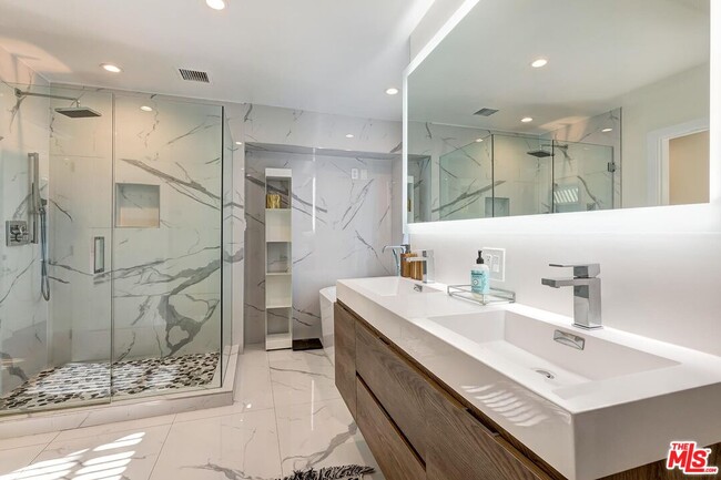 Building Photo - 3350 Coy Dr