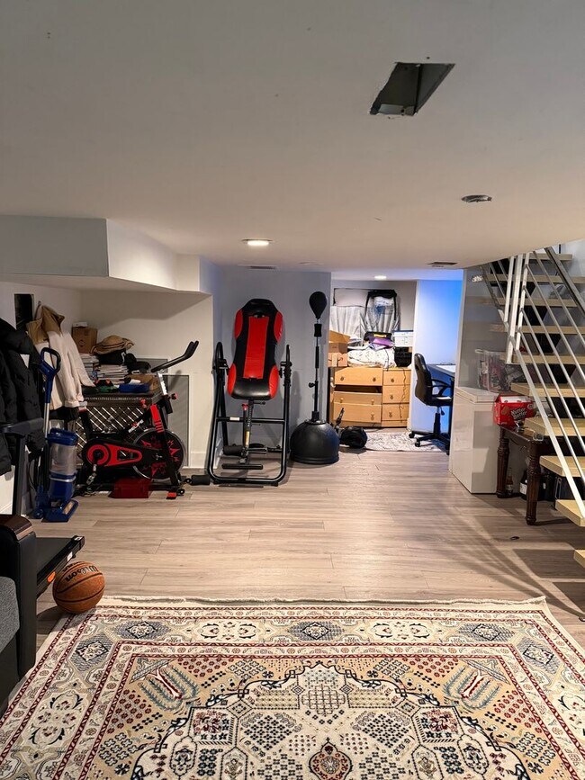 Building Photo - Move-In Ready 4BR Home in the Heart of Port Richmond!