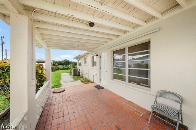 Building Photo - 275 Lakeview Dr
