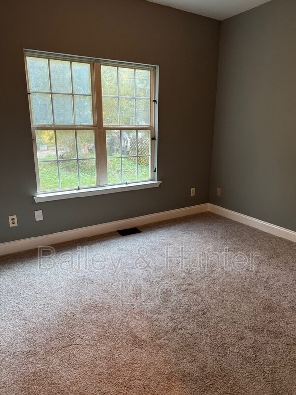 Building Photo - 850 Woods Dr NW