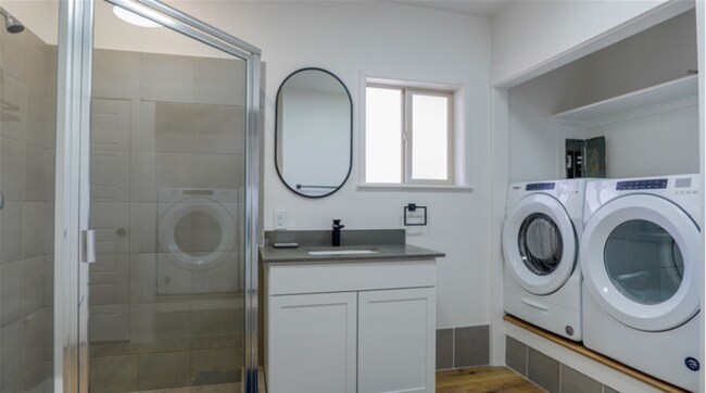 Building Photo - FURNISHED MONTH TO MONTH with 20x30 Storage!