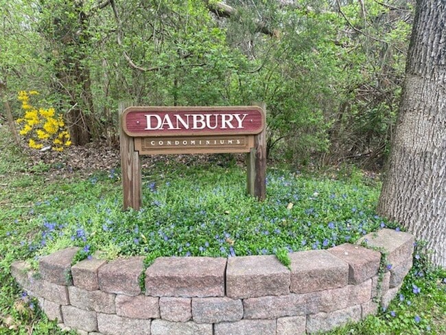 Building Photo - Amazing 2BR Condo off Edmondson Pike/Brent...