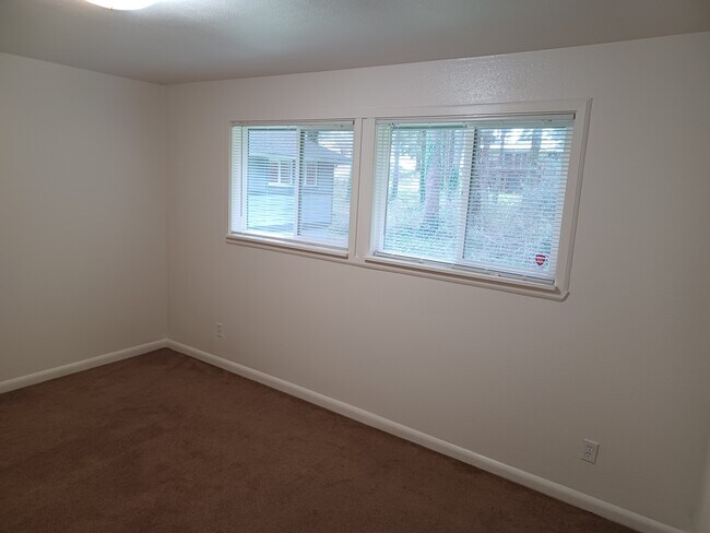 Building Photo - 15220 22nd Ave E