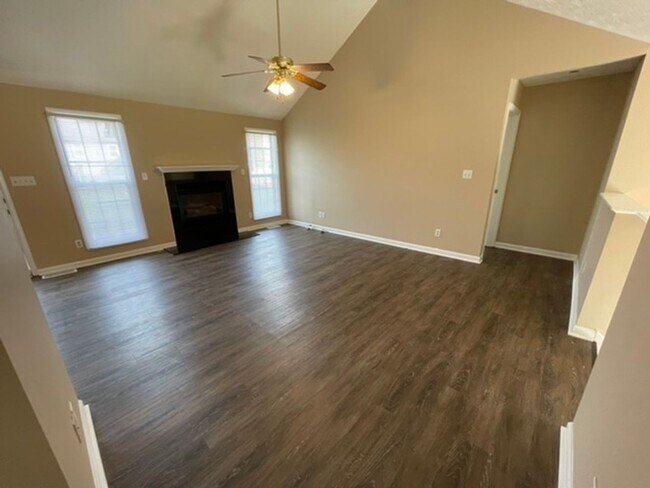 Building Photo - Large Home in Shelbyville For Rent